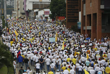 Manifestantes opositores al Gobierno de Gustavo Petro participan en una jornada de protesta este domingo en las calles de Cali (Colombia). 
