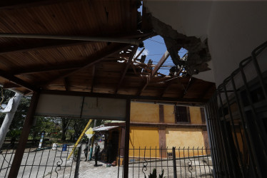 Detalle de la destrucción que produjo un artefacto explosivo lanzado a la estación de Policía del corregimiento de Robles de Jamundí (Valle del Cauca), el pasado viernes. El ataque se le achacó al Emc.