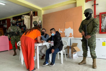 Los presos sin sentencia firme de Ecuador fueron los primeros en votar en el referéndum convocado por el presidente, Daniel Noboa.