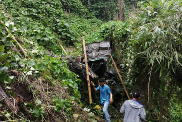El accidente ocurrió en la tarde de este martes entre las veredas La Cabaña y Quiebra de Vélez. Fue atendido por los organismos de socorro de Manizales.