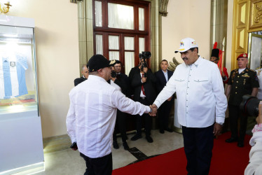 El presidente de Colombia, Gustavo Petro (i), se reúne con el presidente de Venezuela, Nicolás Maduro (c), este martes en el Palacio de Miraflores, en Caracas (Venezuela). 