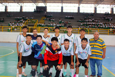 La selección de fútbol de la Institución Educativa Técnico Alfonso López se preparó junto a otros compañeros para llegar a la final.