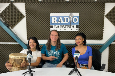 Jesica Paola Quintero, Juan Manuel Ocampo y Lorena Uzuriaga, integrantes de la agrupación musical Tambor Hembra.