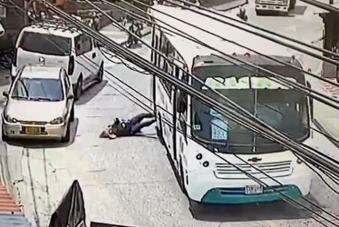 Mujer cae de buseta en movimiento en Manizales