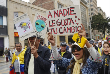 Manifestantes opositores al Gobierno de Gustavo Petro participan en una jornada de protesta este domingo en las calles de Bogotá (Colombia).