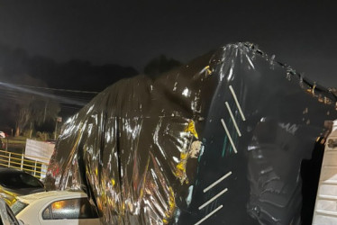 Así quedó el camión volcado sobre el otro vehículo. 