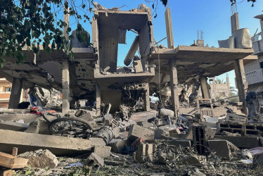 Vista de los escombros tras el ataque a la casa de la familia Bahabsa en el que murieron 3 miembros. Los ataques israelíes contra la Franja de Gaza en las últimas 24 horas han dejado al menos 79 muertos y 86 heridos, según datos proporcionados por el Ministerio de Sanidad, controlado por Hamás.