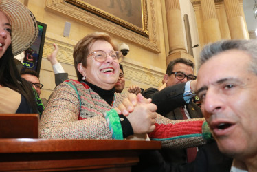 La ministra de Trabajo, la caldense Gloria Inés Ramírez, celebra con el ministro del Interior, Luis Fernando Velasco.