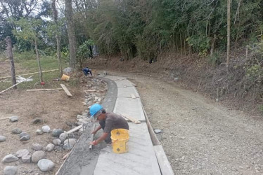 Obras de placas huella en Pácora. 