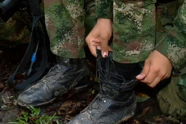 Soldado poniéndose una bota