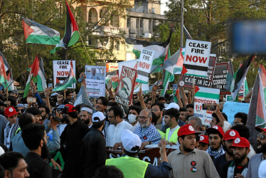 FOTOS | EFE |LAPATRIA  Pobladores sostienen pancartas durante una protesta en solidaridad con el pueblo palestino, en Islamabad, Pakistán.
