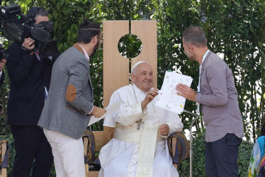 El israelí Maoz Inon (derecha) y el palestino Aziz Abu Sarah (izquierda), activistas de paz, le entregaron una declaración de paz al papa Francisco durante la reunión "Arena de la paz: justicia y abrazo de paz", en Verona (Italia).