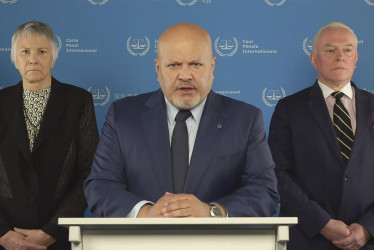 Karim Khan (centro), fiscal de la Corte Penal Internacional (CPI).