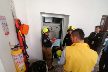El elevador quedó suspendido entre el primer y el segundo piso del edificio de la Licorera, con dos ocupantes.