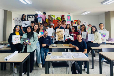 Estudiantes de primer semestre de Diseño Gráfico y profesionales invitados a clase para compartir su experiencia.