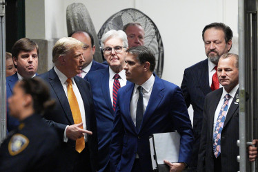 El expresidente estadounidense Donald Trump (2-i) hace gestos junto a su abogado Todd Blanche (c) cuando llega a su juicio por dinero secreto en la Corte Suprema del Estado de Nueva York en Nueva York, (EE. UU.), este martes.