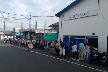 Filas de hasta dos cuadras se hacían en la mañana de este lunes para reclamar medicamentos en la sede de Audifarma en Chinchiná.