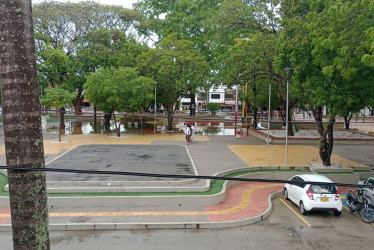 Integrantes de la veeduría Alerta Ambiental señalaron que cuando llueve fuerte y de manera prolongada el parque Simón Bolívar, uno de los intervenidos, queda “con piscina”.