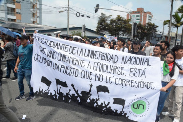Estudiantes de la sede Manizales salieron el mes pasado a protestar contra la designación de Ismael Peña como rector.