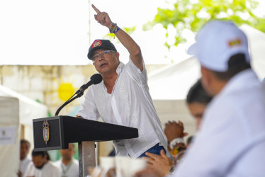 Fotografía cedida hoy por la Presidencia de Colombia que muestra al mandatario Gustavo Petro, mientras habla durante su visita de este miércoles a Cartagena de Indias