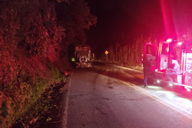 El camión que se incendió en la antigua vía a Chinchiná.