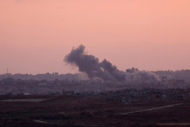El humo se eleva tras un ataque aéreo israelí este martes en la Franja de Gaza, visto desde un lugar no revelado en el sur de Israel.