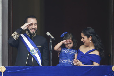 El presidente de El Salvador, Nayib Bukele, su esposa Gabriela Rodríguez y su hija Layla Bukele en la ceremonia de investidura, este sábado en la Plaza Gerardo Barrios de San Salvador.