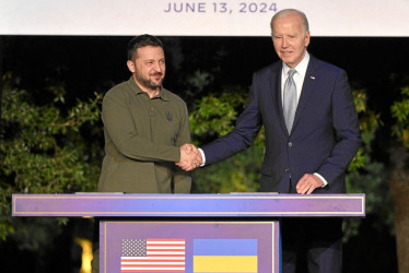 Los presidentes de Ucrania y Estados Unidos, Volodímir Zelenski y Joe Biden, en la cumbre del G7 que se realiza en Italia.