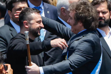 Foto | EFE | LA PATRIA  El presidente de Argentina Javier Milei (der.) con el presidente de Ucrania, Volodimir Zelenski.