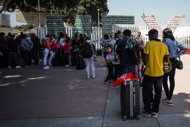 Foto | EFE | LA PATRIA  Migrantes permanecían en la calle ayer en Tijuana (México).