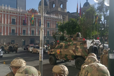 Foto | EFE | LA PATRIA  Militares que hicieron presencia ayer con tanques frente a la sede del Gobierno de Bolivia, en La Paz.