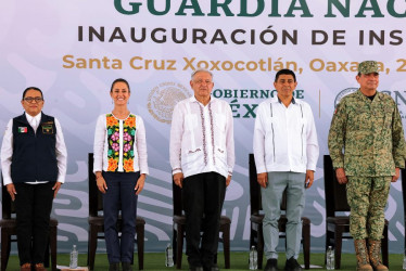 El presidente mexicano Andrés Manuel López Obrador (centro), acompañado de la secretaria de Seguridad y Protección Ciudadana, Rosa Icela Rodríguez; la presidenta electa, Claudia Sheinbaum; el gobernador del estado de Oaxaca, Salomón Jara, y el secretario de la Defensa Nacional, Luis Cresencio Sandoval.