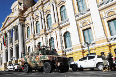 un tanque militar frente a la sede del Gobierno de Bolivia, este miércoles en La Paz (Bolivia). 
