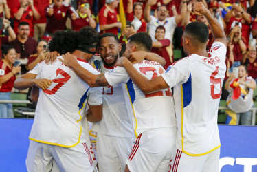 El delantero venezolano Eduardo Bello (izq.) es felicitado por su equipo luego de anotar un gol contra Jamaica durante la segunda mitad del partido del grupo B de la Conmebol Copa América 2024 entre Jamaica y Venezuela en Austin, Texas, (EE.UU.).