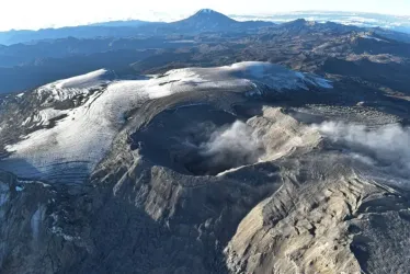 El cráter Arenas del volcán Nevado del Ruiz