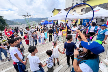 Actividades con niños durante el Día Mundial del Refugiado y el Desplazado en Colombia, en el Parque de la Mujer de Manizales.