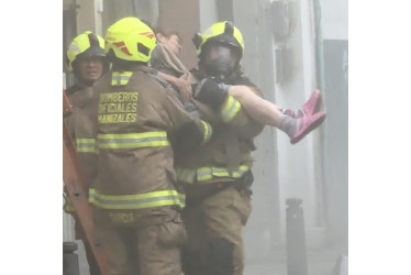 Tres personas resultaron afectadas por inhalación de humo. A dos tuvieron que rescatarlas.