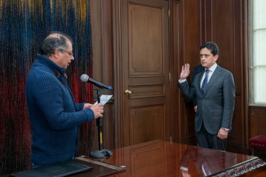 El presidente de Colombia, Gustavo Petro (izq.), posesionó como ministro de Comercio a Luis Carlos Reyes.