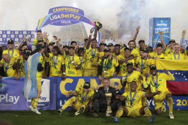 El técnico Rafael Dudamel (c-abajo) y los jugadores de Bucaramanga celebran el título de la Liga BetPlay este sábado, en el partido de vuelta de la final de la Primera División colombiana entre Santa Fe y Atlético Bucaramanga en el estadio Nemesio Camacho El Campín en Bogotá.
