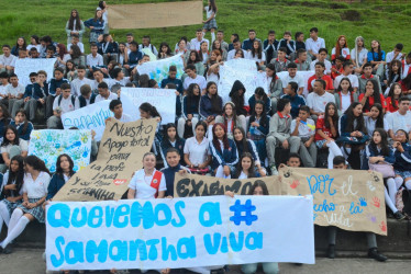 El pasado miércoles, el colegio Fe y Alegría La Paz de Manizales, donde estudia Samantha y da clases Lina, su madre, hicieron una manifestación exigir la entrega de medicamentos para la niña.