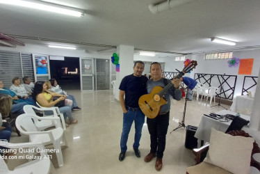 Hernando Posada y el artista Fernando Cano celebraron con los residentes del conjunto Plazuela de La Leonora la celebración del día del padre. LA PATRIA le obsequió la serenata al oyente. 