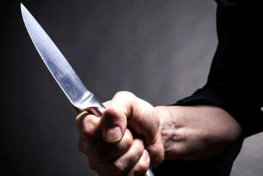 Hombre sosteniendo un cuchillo