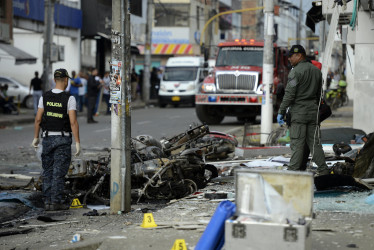 Investigadores de la Policía recogen evidencias luego de una explosión este miércoles en Jamundí.