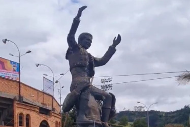 Retiro de la estatua del torero César Rincón en Duitama (Boyacá).