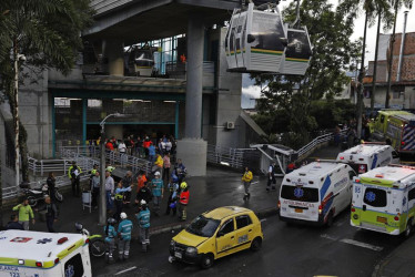 Rescatistas trabajan en la zona donde una cabina del sistema de transporte Metrocable cayó este miércoles en Medellín