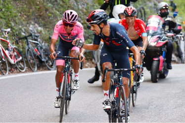 Esta foto emblemática es del 2021 en el Giro de Italia. Egan Bernal tuvo un día malo y fue ayudado por su entonces compañero Daniel Felipe Martínez. Ese día Egan escribió en su cuenta de Instagram: "Cuenta la leyenda que uno siempre tiene un día malo en un Gran Tour. Espero este haya sido el mío. Gracias @danielfelipemartinezp por ser hoy mi ángel de la guardia". En esa edición el de Zipaquirá fue campeón.