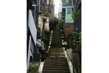 Estas escaleras requieren barandas y limpieza, sobre todo, teniendo en cuenta que se está transitando en época de lluvias.