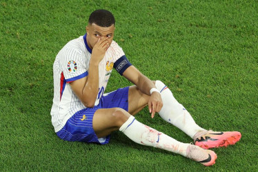 Kylian Mbappé de Francia se tapa la nariz durante el partido de fútbol del grupo D de la Eurocopa 2024 entre Austria y Francia, en Dusseldorf, Alemania. El jugador sufrió una fractura de nariz y será operado.