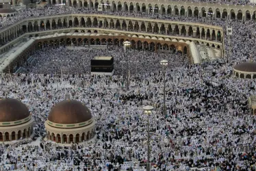 Vista general de archivo que muestra a cientos de peregrinos musulmanes durante la peregrinación anual a La Meca. EFE/ALAA BADARNEH
