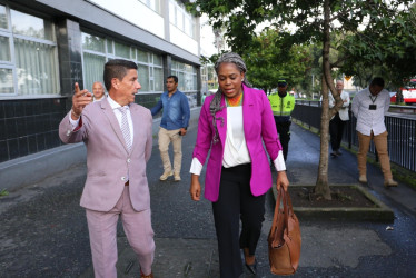 Aurora Vergara (d), ministra de Educación, visita Manizales. La acompaña Cristóbal Trujillo, rector del Instituto Universitario de Caldas. 